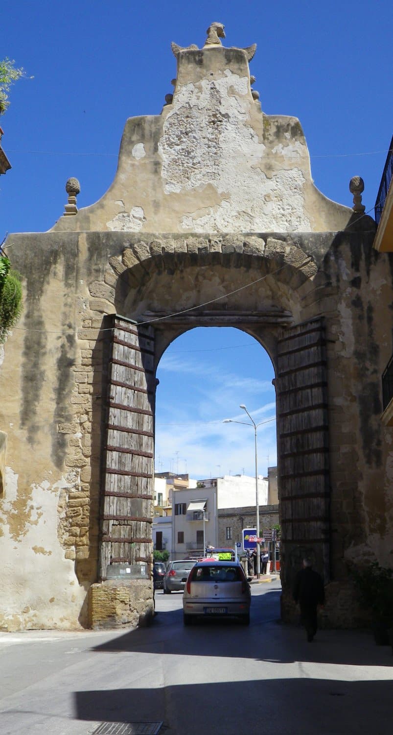Il lato posteriore di Porta Palermo coi suoi bei battenti di legno.