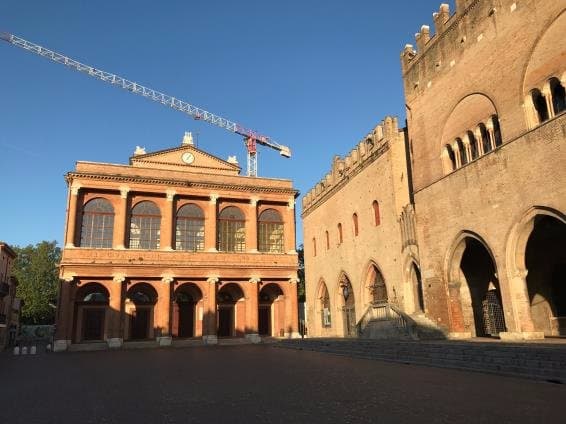 朝日に映える建物