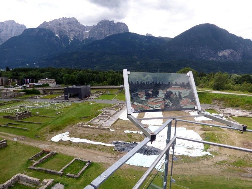 Blick vom Aussichtsturm der Außenanlage, mit Schautafel.