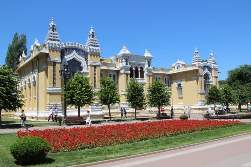 Курортный бульвар летом