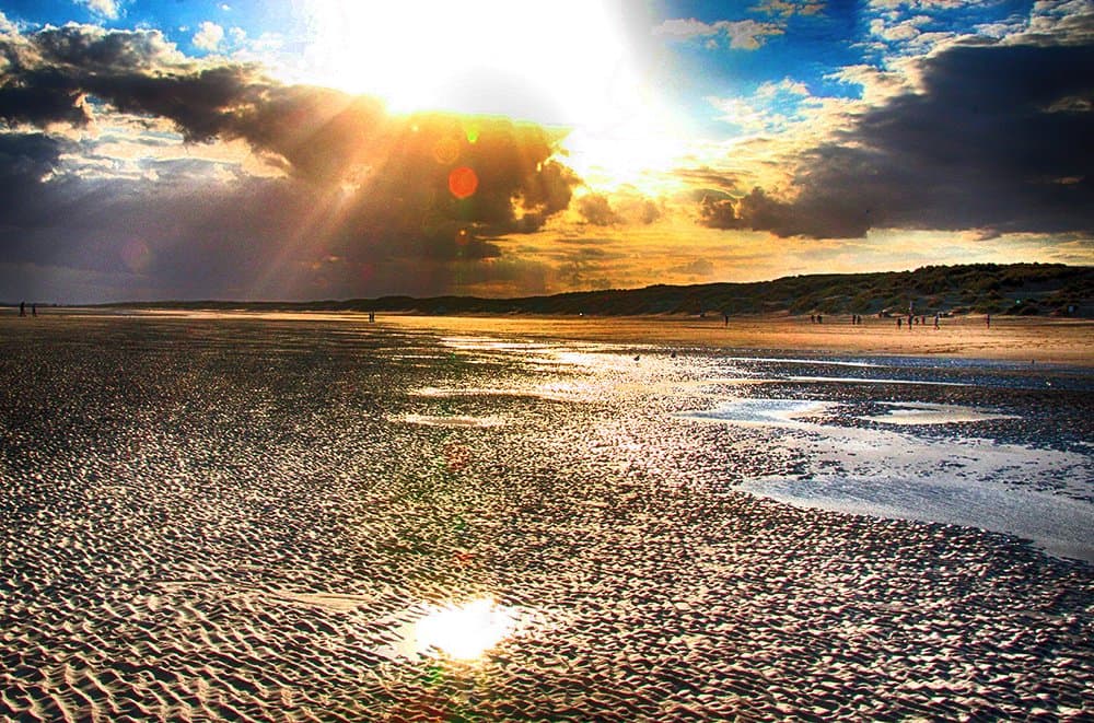 WHEN THE TIDE GOES OUT AND THE SUN GOES DOWN