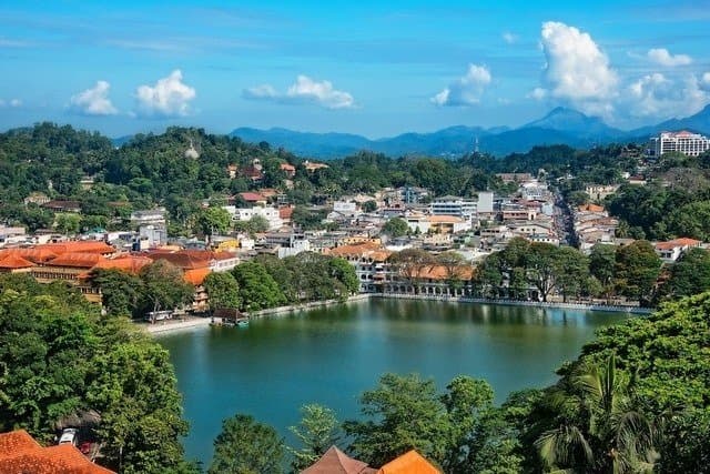kandy lake in sri lanka