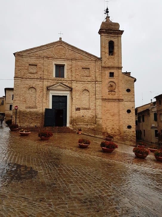 La chiesa in piazza, vista dalla casa di Silvia