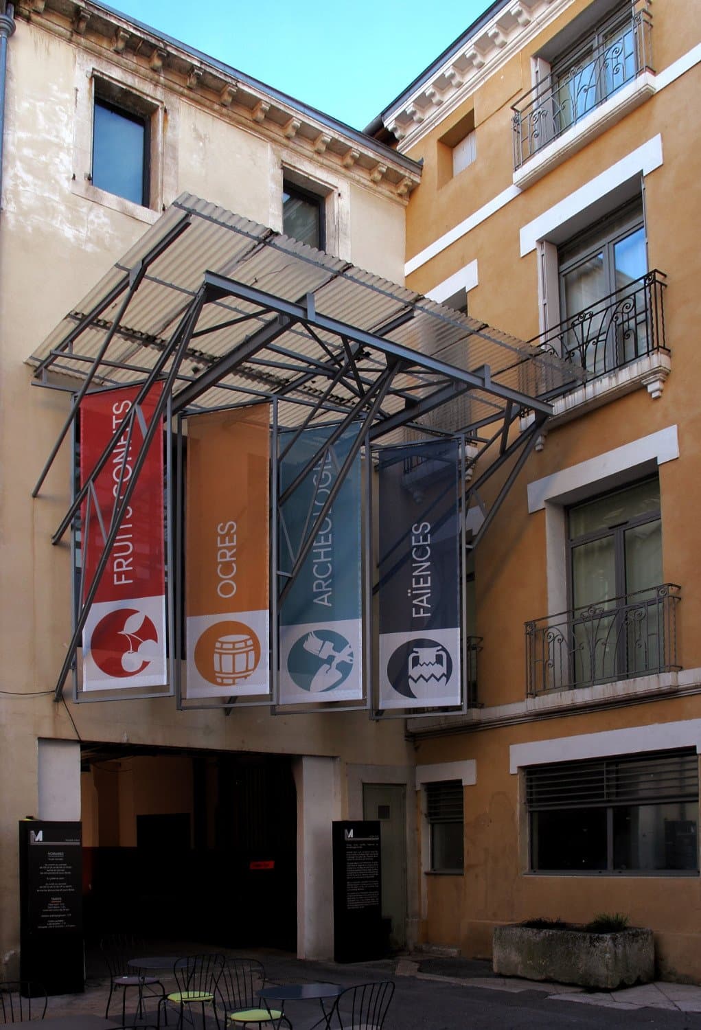 Vue de la Place du Postel