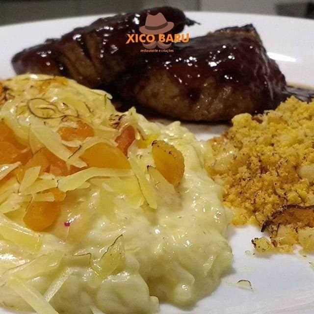 Escalope de Filé Mignon ao molho de tamarindo com risoto de damasco e farofa