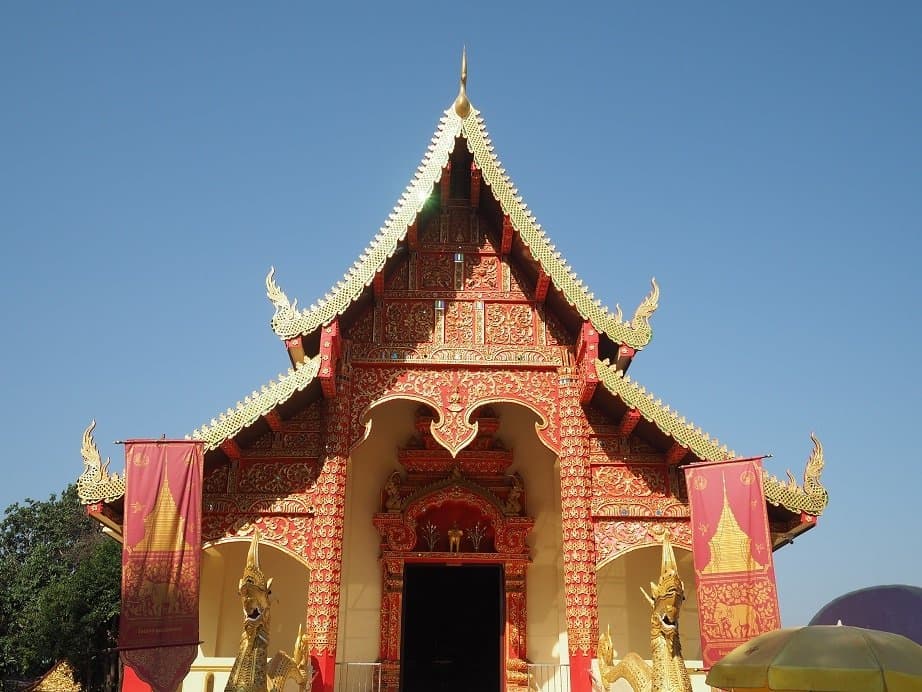 ラーンナー様式の本堂正面。