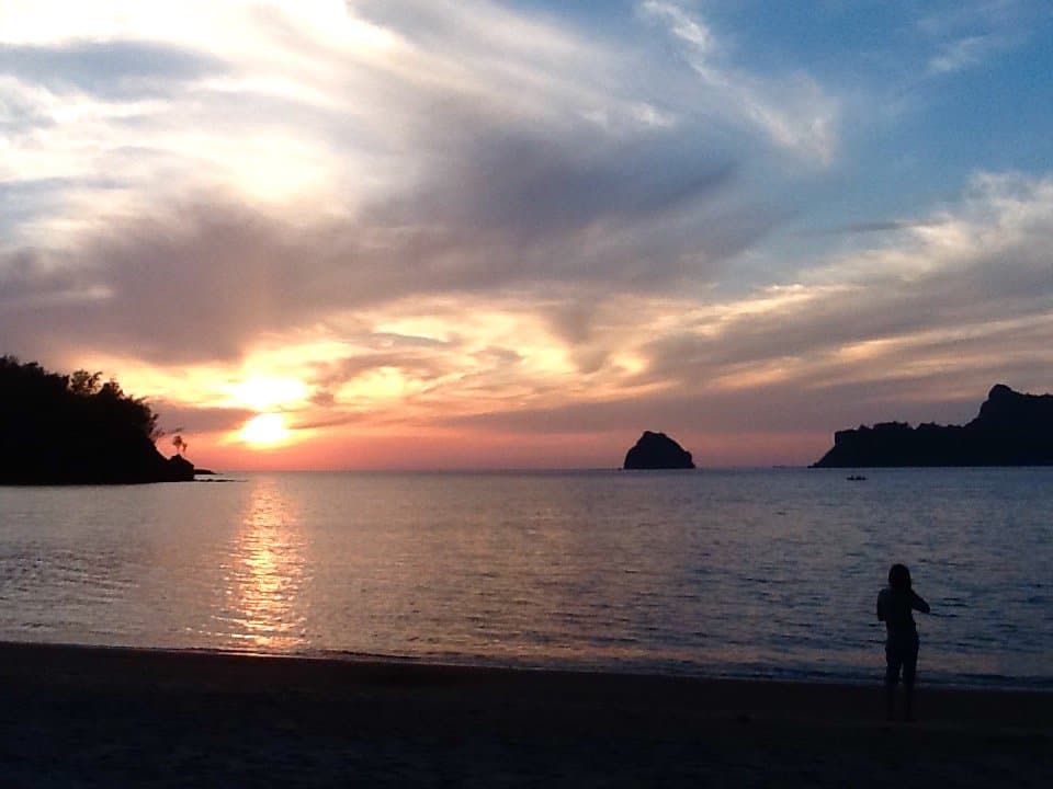 ゆったりした島時間を染めて沈む夕陽