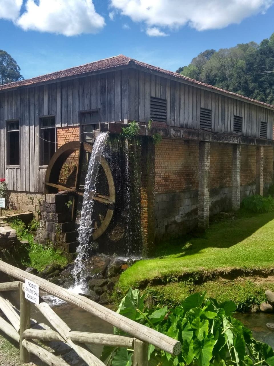 vista da casa pela passarela de entrada.