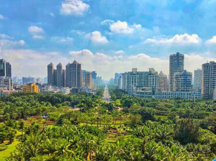 Baishamen Park (白沙门公园) 60 hectares in at the edge of Haikou city with evergreen landscape; an amusement park and a sandy beach all in one.