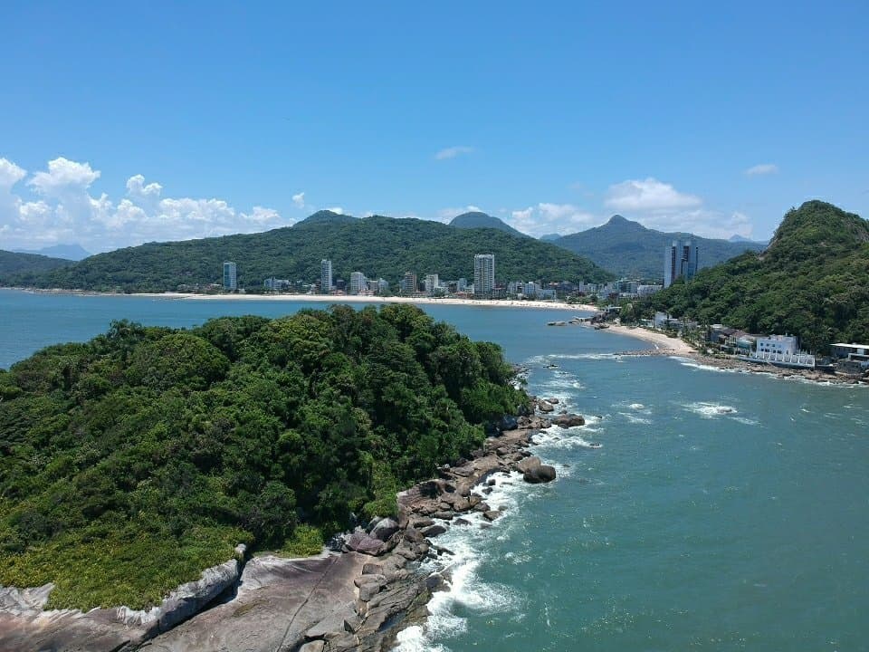 Melhor praia para família com crianças na região. Praia sem ondas e restaurantes que servem na areia. Visual incrível!