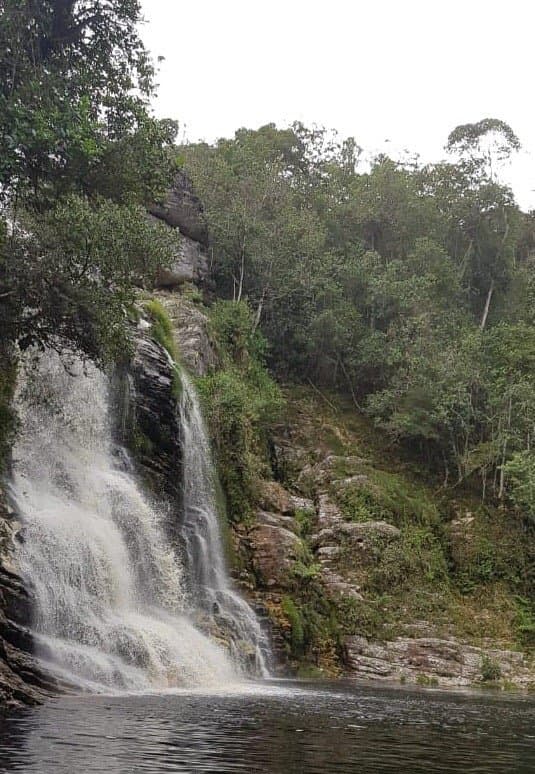 A maravilhosa Cachoeira da Fumaça, com um poço enorme e fundo, pra nadar, e uma queda linda e perfeita para quem gosta dessa "hidromassagem" :D Caminhada de cerca de 100m, não muito fácil, começando no bar a cerca de 3km do centro da cidade. Vale a visita! Não deu vontade de ir embora...