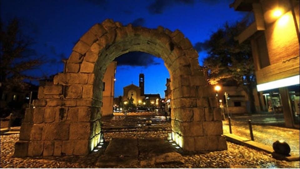 Dal 1400 al 1809 costituì l'unico punto di accesso alla città di Rimini da monte. Posta all'estremità del Cardine Massimo, l'attuale via Garibaldi, era formata da due fornici. Semidistrutta durante l'ultima guerra nel 1943, il fornice superstite era stato recuperato e ricomposto, con una struttura di elementi metallici sottili, all'interno del cortile della diocesi di Rimini vicino al Tempio Malatestiano. Dopo quasi 60 anni di esilio,nel 2003 sono iniziati i lavori per ricollocare l'antica Porta