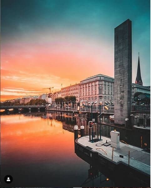 The so called "Kleine Alster" that translates to "little Alster lake"
⚓️ Pic by: https://www.instagram.com/_witti