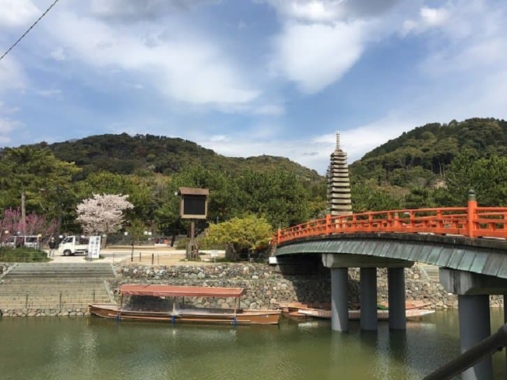 喜撰橋の向こうには十三重塔です