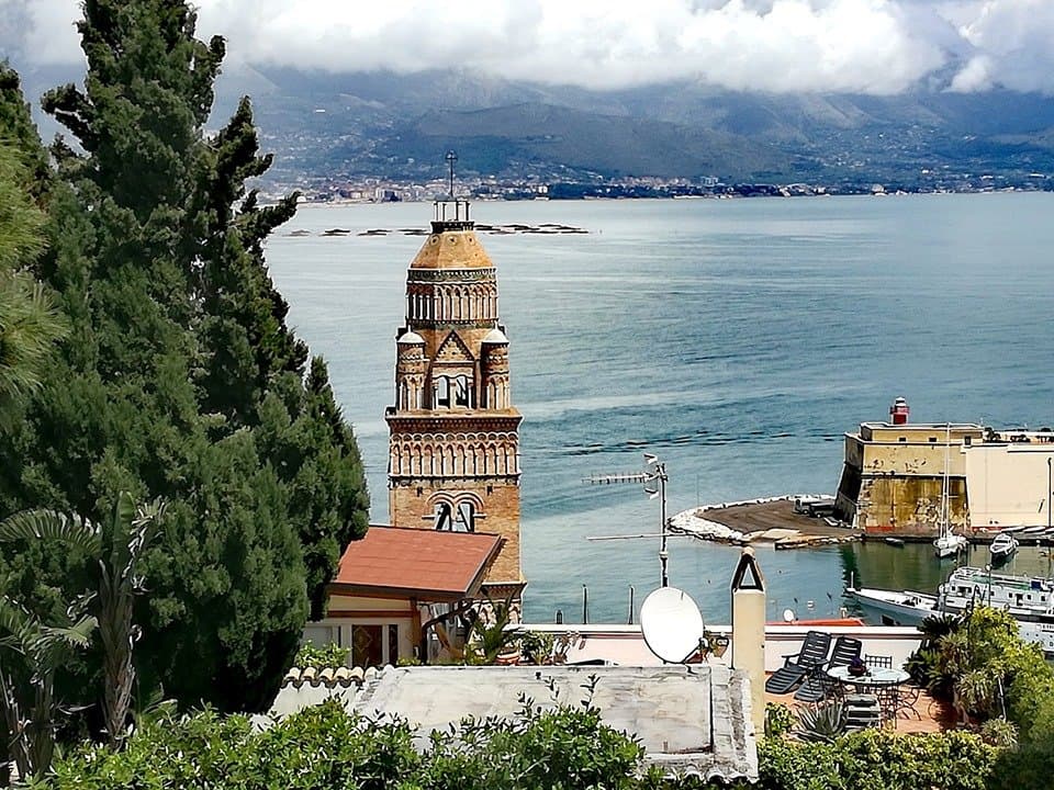 Il campanile normanno-moresco della Cattedrale dei Santi Erasmo, Marciano e Santa Maria Assunta, di Gaeta, fotografato dall'ingresso al castello Aragonese.