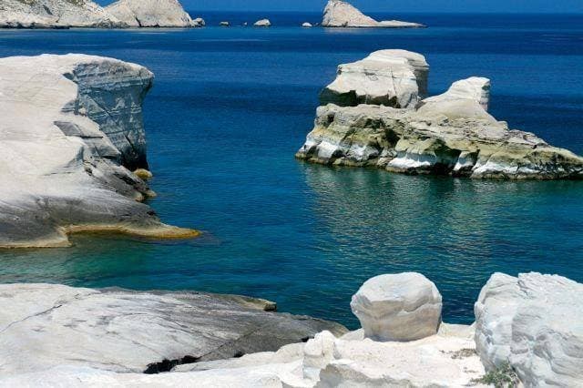Σαρακίνικο, Μήλος .... Το σεληνιακό αυτό τοπίο είναι μοναδικό. Τα ηφαιστειογενή διαβρωμένα βράχια διεισδύουν στην σμαραγδένια θάλασσα δημιουργώντας μικρές και μεγάλες σπηλιές, ενώ η έλλειψη πρασίνου, σε συνδυασμό με το λευκό χρώμα βράχων και την έντονη αντανάκλαση του φωτός, δημιουργούν ένα τοπίο που θυμίζει το φεγγάρι και μια εμπειρία αξέχαστη για εσάς που θα το επισκεφτείτε.
 Το Σαρακήνικο, το οποίο πήρε το όνομά του από τους Σαρακηνούς πειρατές, έχει θέα στην Σίφνο και στην Κίμωλο.