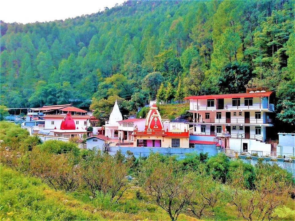 Kainchi Dham one of the spiritually blessed destinations situated at an altitude of 1400 meters above the sea level on the Nainital Almora National Highway. The Ashram is 20 km from the Nainital & 9 km from Bhowali. Founded by the famous Maharaj Neem Karoli Baba in the year of 1962 the holy temple surrounded by hills, tree, and river flowing beside it. This place came into existence in 1942 when Maharaj Neem Karoli Baba and poornanand of the kainchi Village propounded the idea of dedicated an As