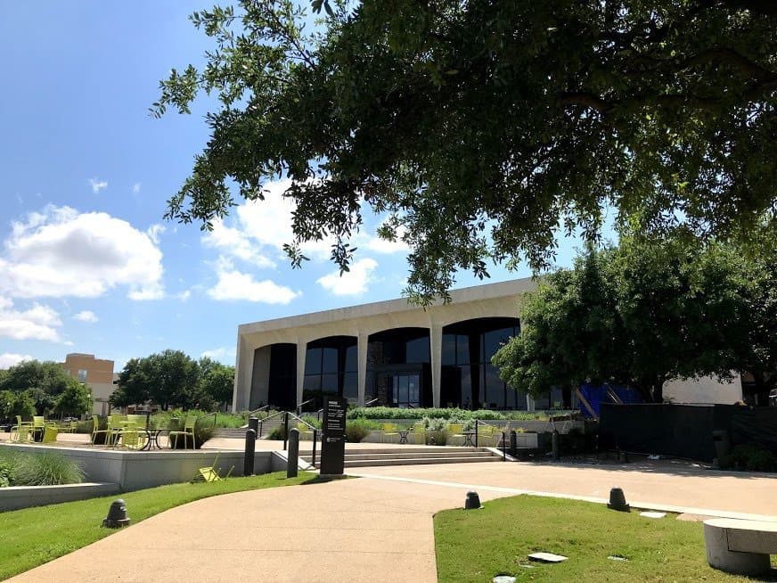 キンベルや現代美術館からも徒歩で行けます。