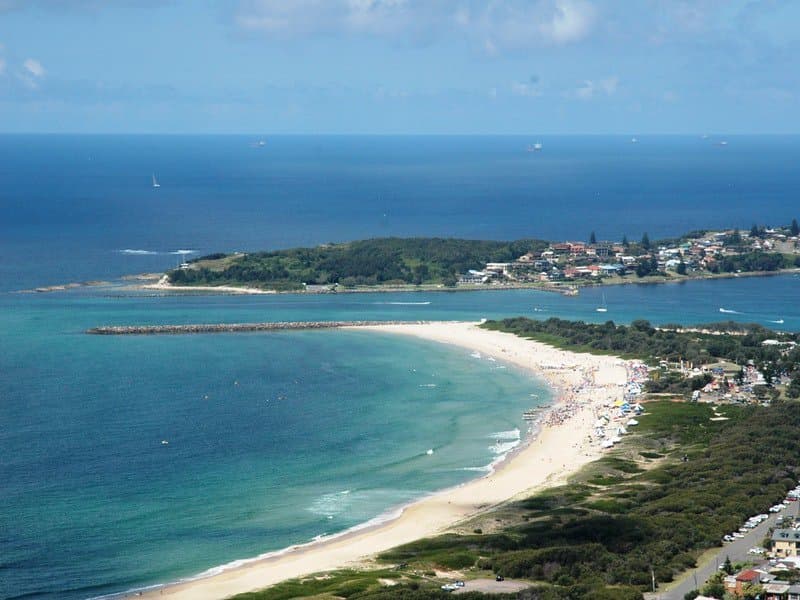 Great area to explore out out the Breakwall with a beautiful long beach.
https://www.lakeshores.com/accommodation/blacksmiths/beachside-cottage.htm