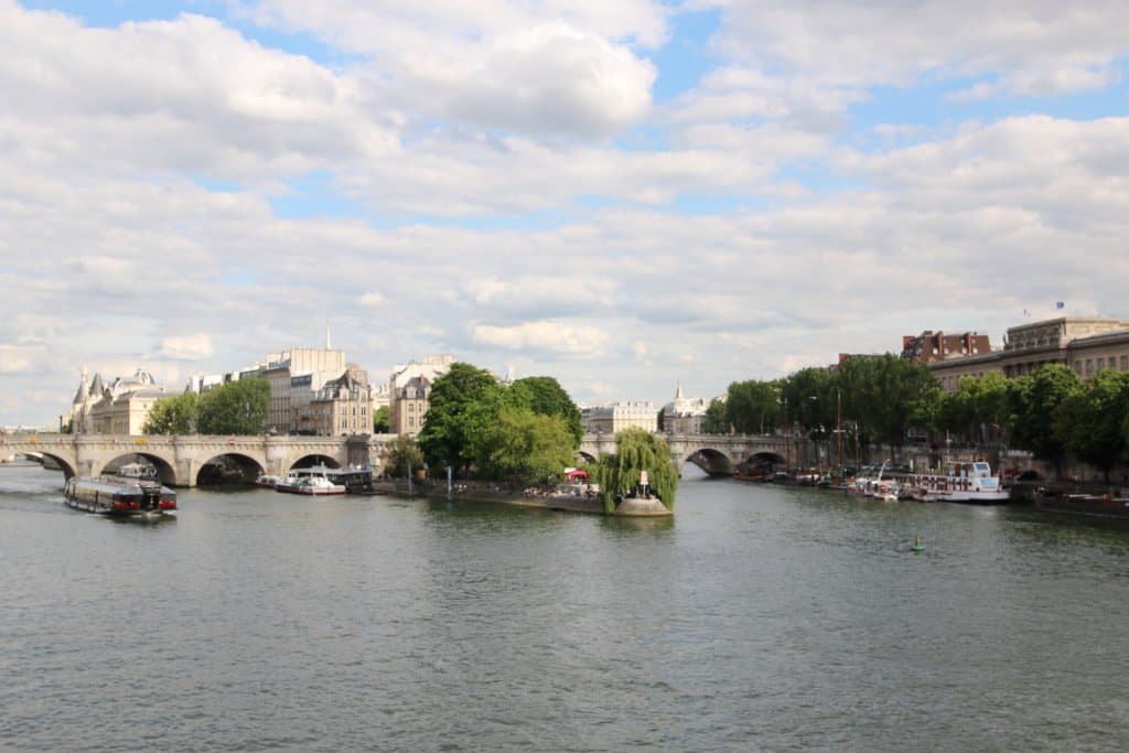 la vue est magnifique car ce square se situe sur une île