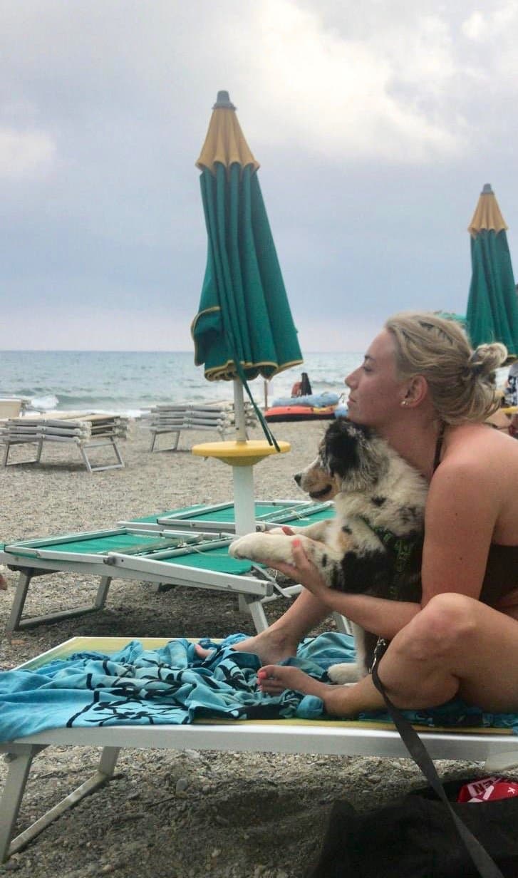 Perfetto per andare con i nostri amici pelosi, 20€ due lettini con ombrellone e 4.80€ per il Cane... 25€ la prima fila.. senza recinti e limiti di orario per il bagno dei cani.. perfetto!