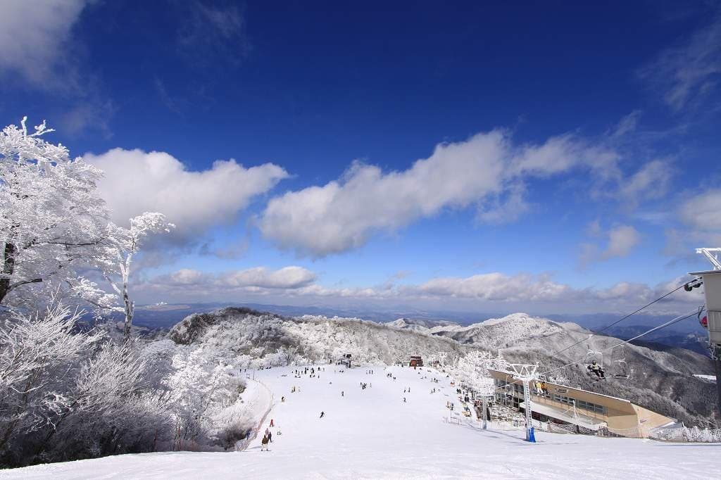 Gokase Highland is located in Gokase town in Miyazaki Prefecture, central Kyushu. It is the most southern ski hill in Japan and found on the north-eastern slopes of Mt Mukozaka. At first it was thought that a ski hill with natural snow in this central Kyushu location would not be possible...but it happened, with Gokase Highland opening in 1990.