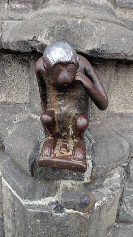 Le Singe du Grand Garde Sculpture