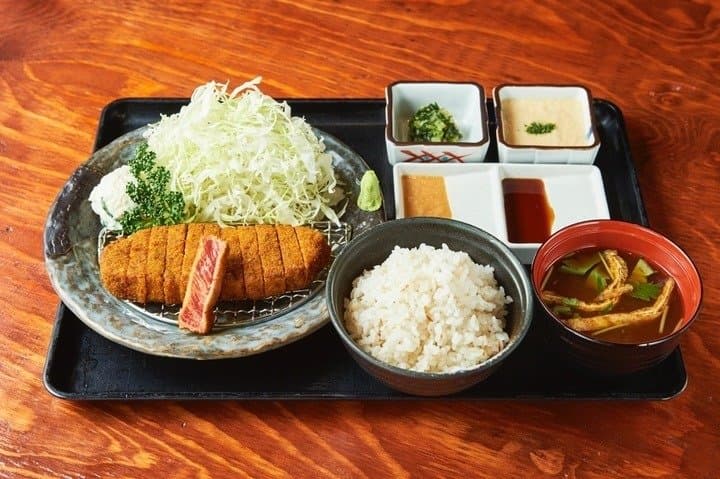 【牛かつ もと村】は、『牛かつを日本の食文化にする』という想いを胸に”牛かつ”の美味しさを実直に提供して参ります。