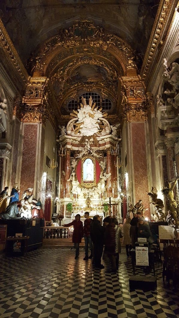 Navata centrale con volta a botte e particolare.