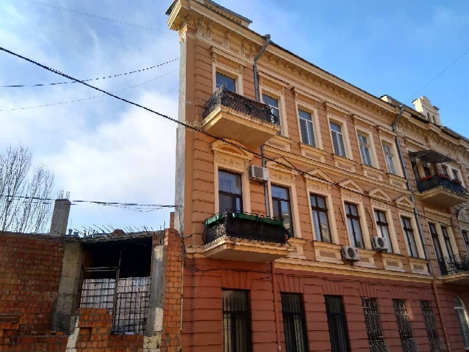 The 'Flat House' Illusion