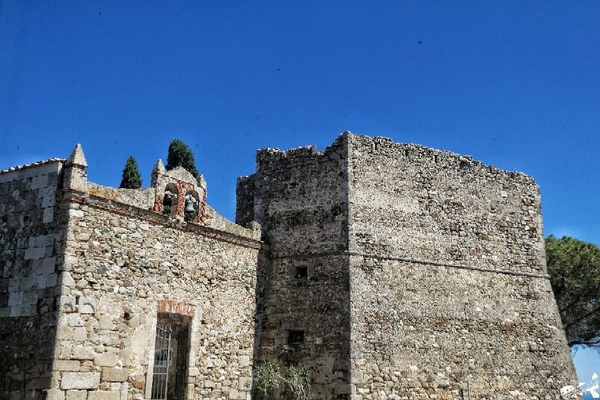 La chiesa di San Niccolò è un edificio sacro che si trova a San Piero in Campo. Originariamente dedicata ai Santi Pietro e Paolo, secondo la