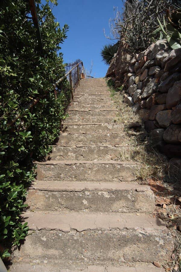 Charming Hillside Location