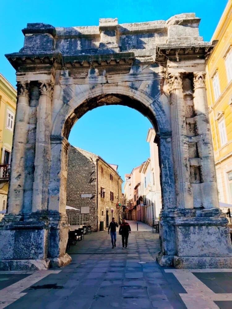 Arch of the Sergii Pula
