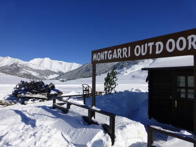 Nuestra cabaña en el pla de Beret es donde empiezan todas nuestras excursiones. Desde aqui puedes coger tu trineo de perros o motos de nieve!