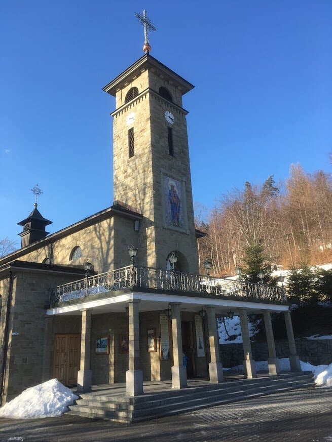 View from outside ; od zewnątrz.