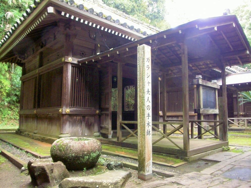 立田山麓にある、熊本藩主・細川家の菩提寺泰勝寺(たいしょうじ)跡です。細川家初代藤孝(ふじたか)夫妻と二代目忠興(ただおき)とガラシャ夫人の墓「四つ御廟(ごびょう)」や、武人でありながら茶道にかけては国内随一といわれた細川忠興の原図に基づいて復元された茶室「仰松軒(こうしょうけん)」などがあります。茶室「仰松軒」にある手水鉢(ちょうずばち)は、京都で細川忠興が愛用したもので、豊臣秀吉(とよとみひでよし)や茶の師・千利休(せんのりきゅう)も使用したと伝えられます。