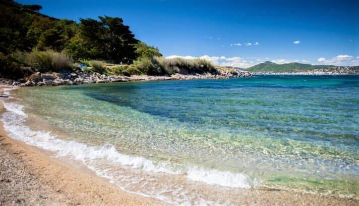 Plage intimiste, au caractère, un peu sauvage et une eau transparente.