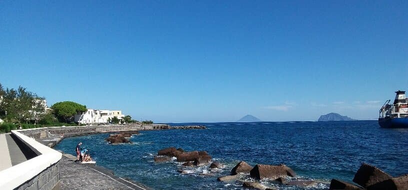 S.Marina di Salina passeggiata sul  lungomare