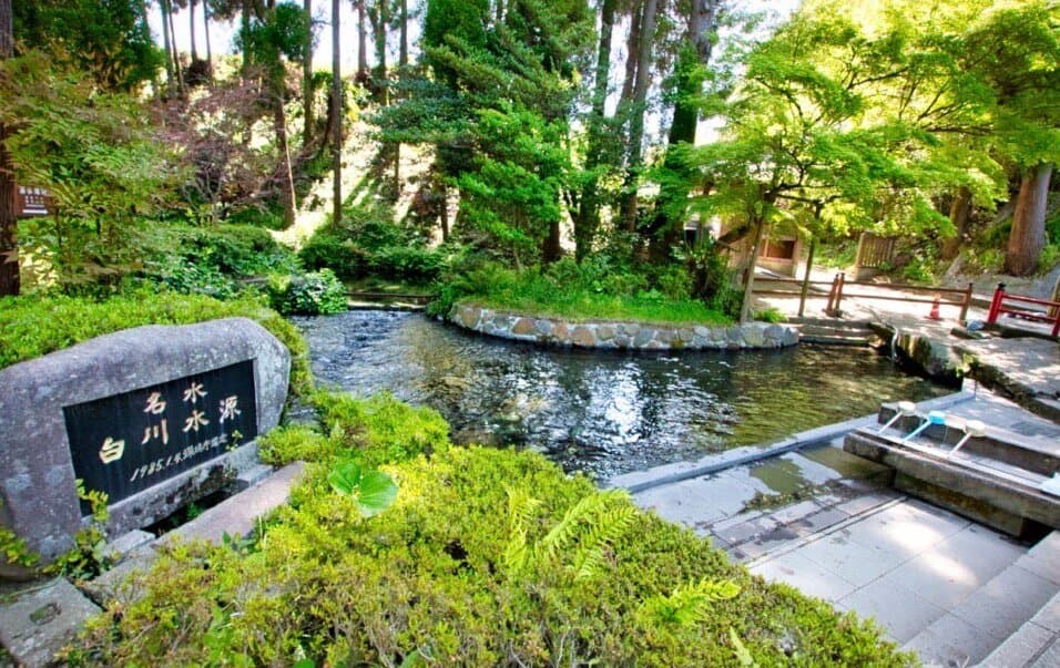 南阿蘇にある白川水源。 阿蘇山からの伏流水がこんこんと湧き出る水源で南阿蘇の観光スポットの中の一つです。