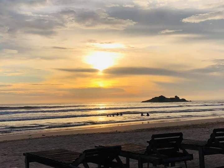 Located in beruwala . 500m from moragalla beach (Golden miles beach). Full of hopitality . The property consists of unique • antique design • architecture & free and quite garden area. Sriyan villa feathers accomndation with free parking / free internet wifi / private kitchen & attched bathroom / bed linen & towles. * A a' La cart breakfast - - If Needed beach front view ,bicycle ride,village tour, air port shuttle service, ayuruvedic treatment , suffering >>>