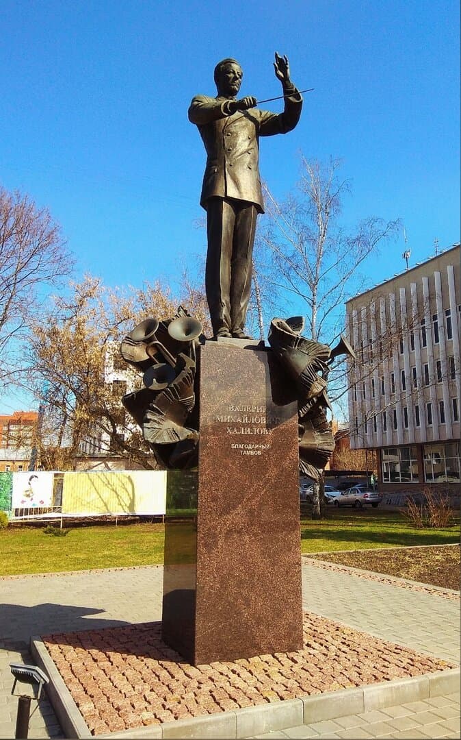 Памятник Валерию Халилову в "Сквере военных дирижёров" в центре ТАмбова.