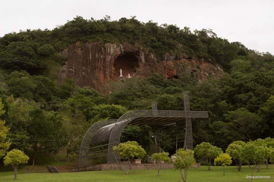 O pórtico e altar da atração.