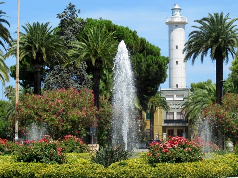 La fontana col faro e la vegetazione