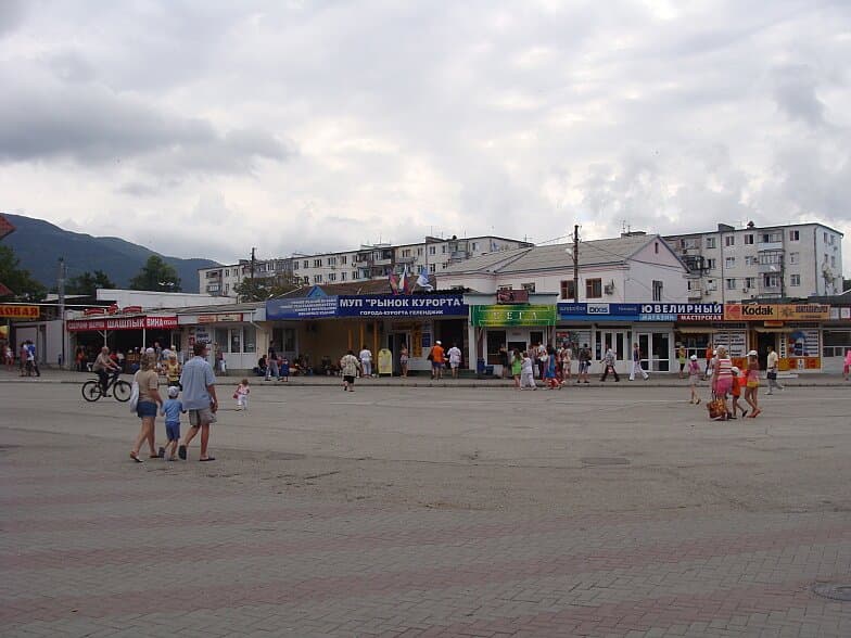 Вид на него через Рыночную площадь со стороны улицы Островского (платановой аллеи).