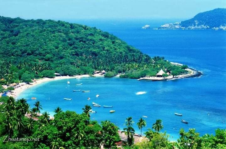 Playa las gatas en la bahía de Zihuatanejo
