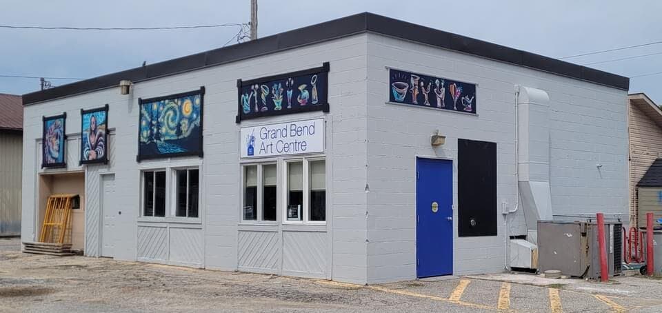 16 Municipal Drive, Grand Bend. Murals by Kristyn Watterworth