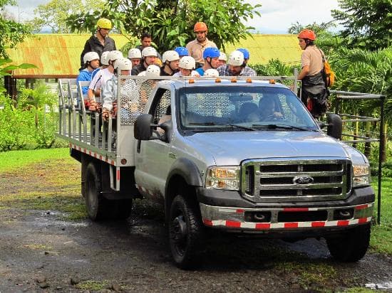 Este es el carro donde lo trasladaremos hasta la base del Volcán Arenal, donde inicia la aventur