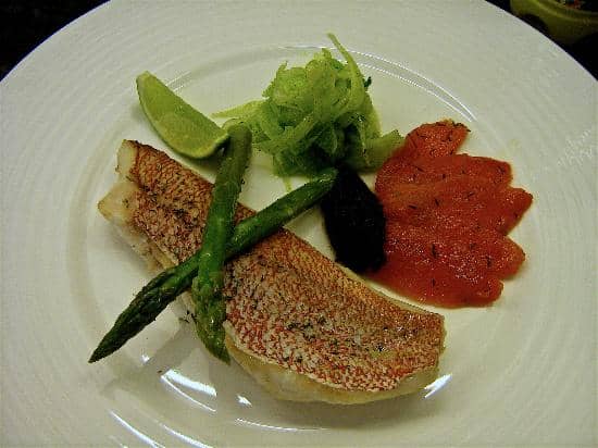 Fillet de dorade rose, tapenade d'olive noir, salade de concombre et fenouil