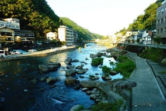 川的兩岸共有5個露天溫泉
