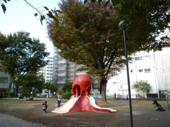 タコ公園の滑り台